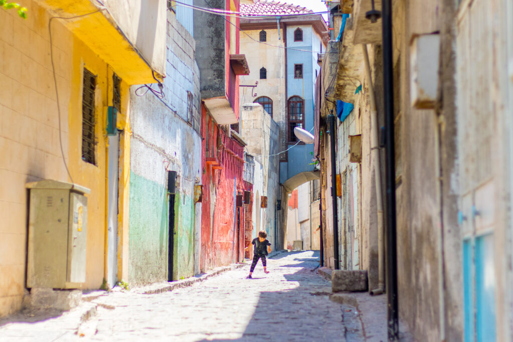 spielendes Kind in bunten Gassen der Türkei