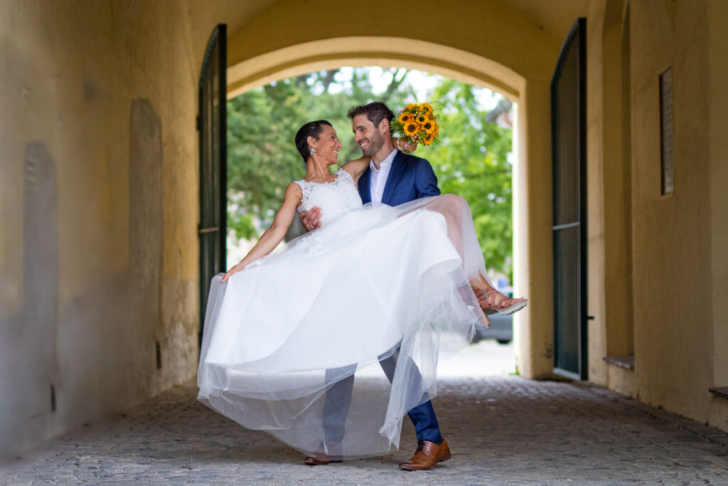 Braut und Bräutigam tanzen beim Hochzeitsshooting in Friedrichshafen