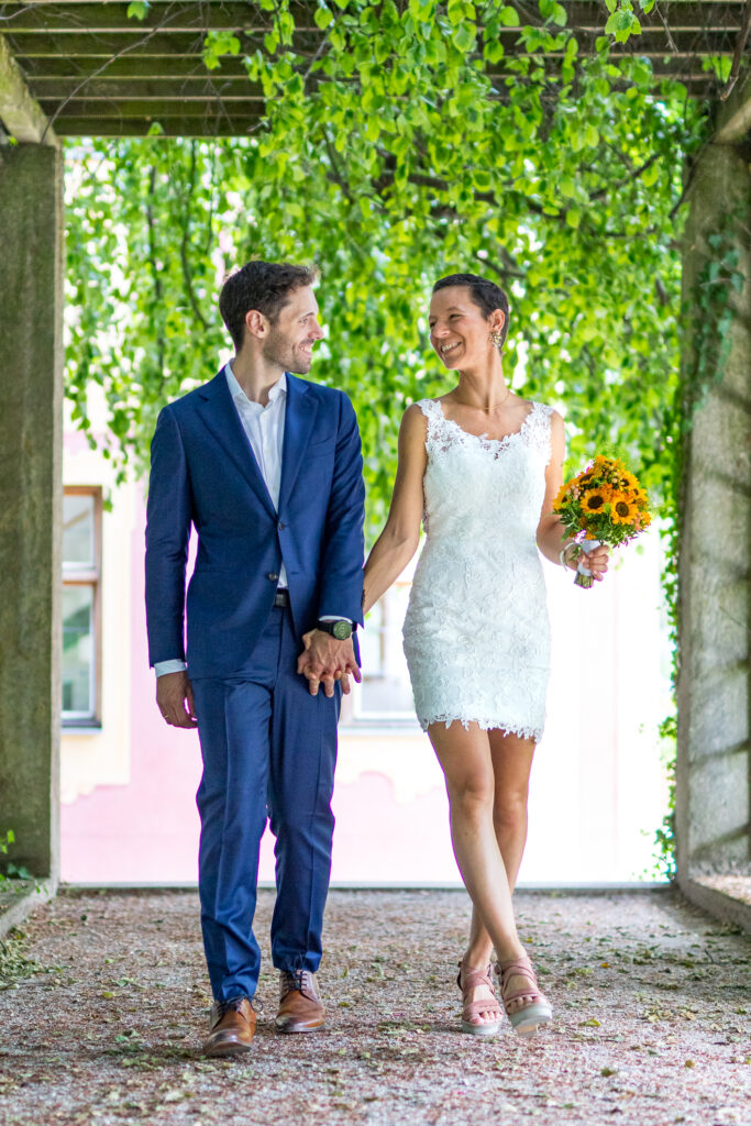 Das Brautpaar läuft auf den Hochzeitsfotografen zu in Ravensburg